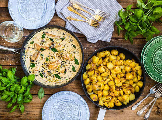 Gräddig kycklingpanna med grönkål och stekt potatis